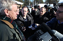 Utrikesminister Bildt var eftertraktad bland medierna. Foto: Eero Kuosmanen.