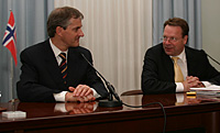 Utrikesminister Jonas Gahr Støre och utrikesminister Ilkka Kanerva vid presskonferensen den 5 juni.
