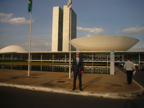 Vastasyntynyt byrokraatti Brasilian kongressitalon edustalla.
