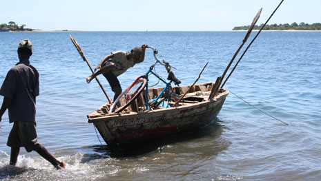 Yleiskuva Shirinkishon kalasatamasta ja kalasaaliista käydään kauppaa, Shirikishon kalasatama, Mtwara, Tansania. Kuva: Marja-Leena Kultanen 