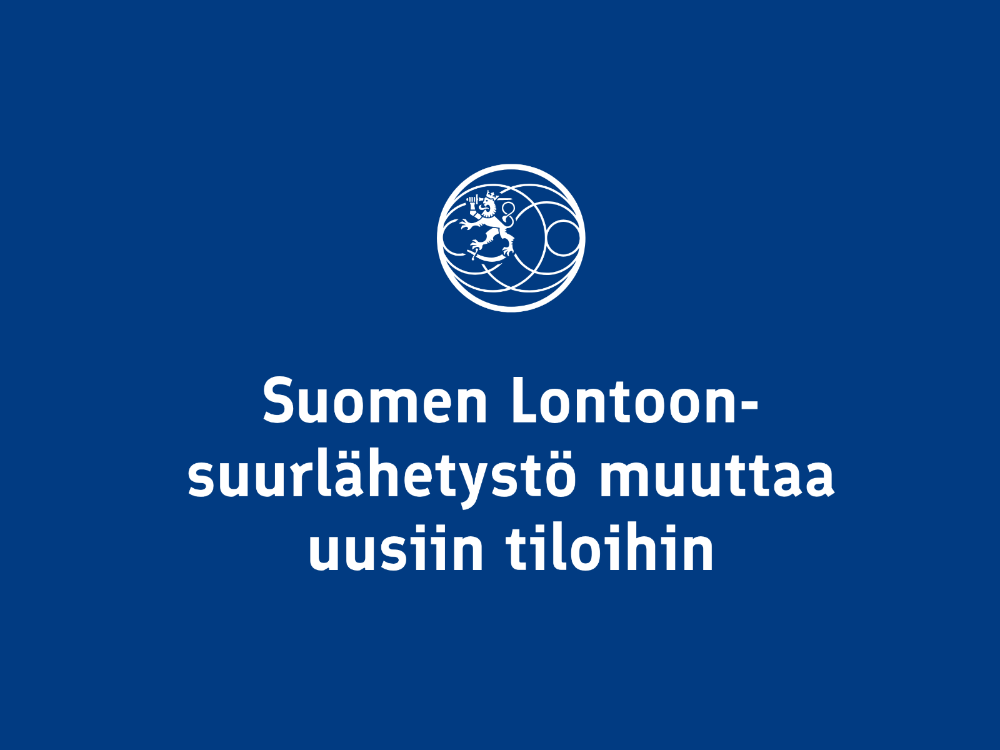 Valkoista tekstiä sinisellä pohjalla, jossa lukee Suomen Lontoon-suurlähetystö muuttaa uusiin tiloihin