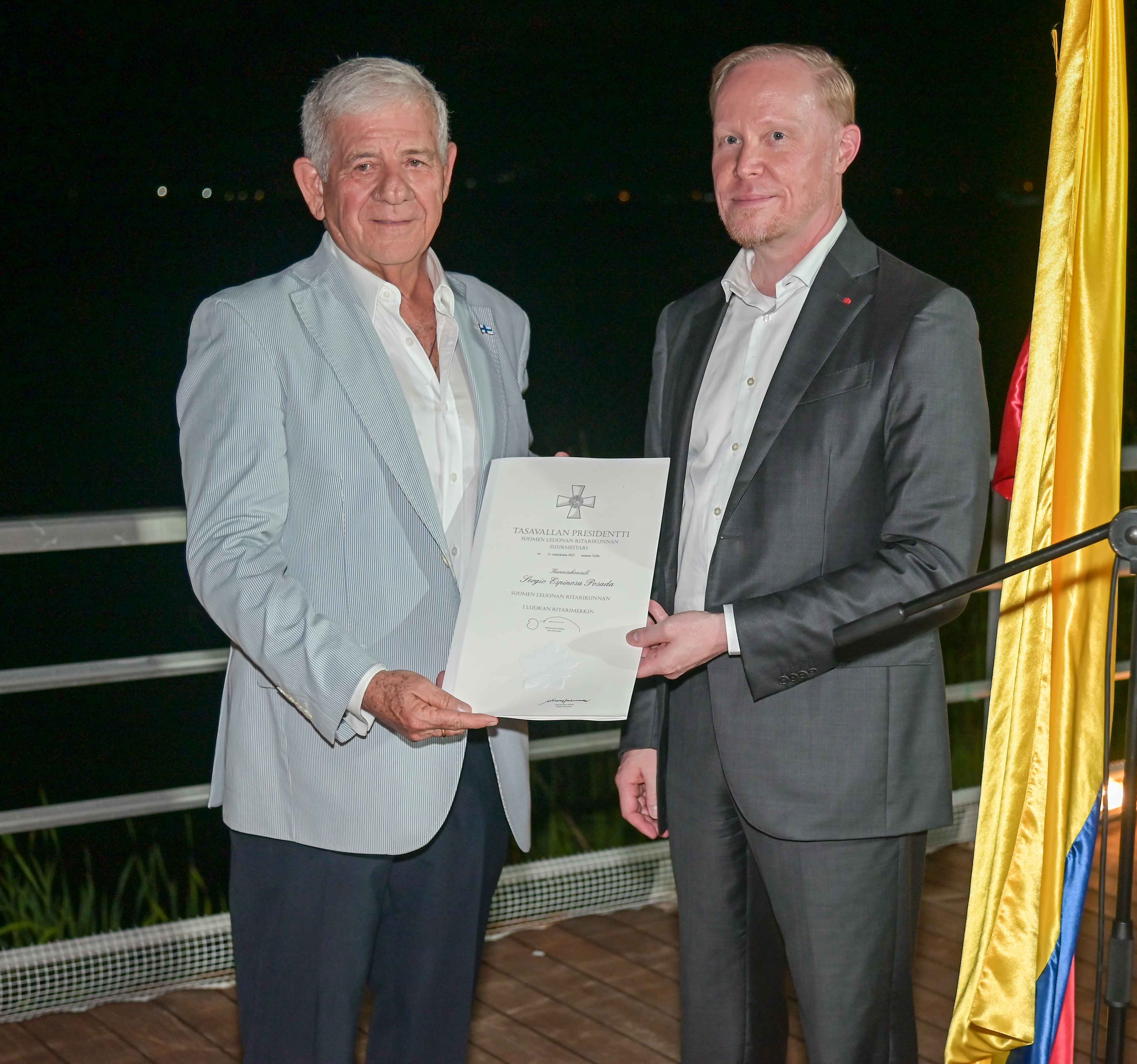 En la izquierda el Cónsul Honorario Sergio Espinosa Posada y a la derecha el Embajador Antti Kaski
