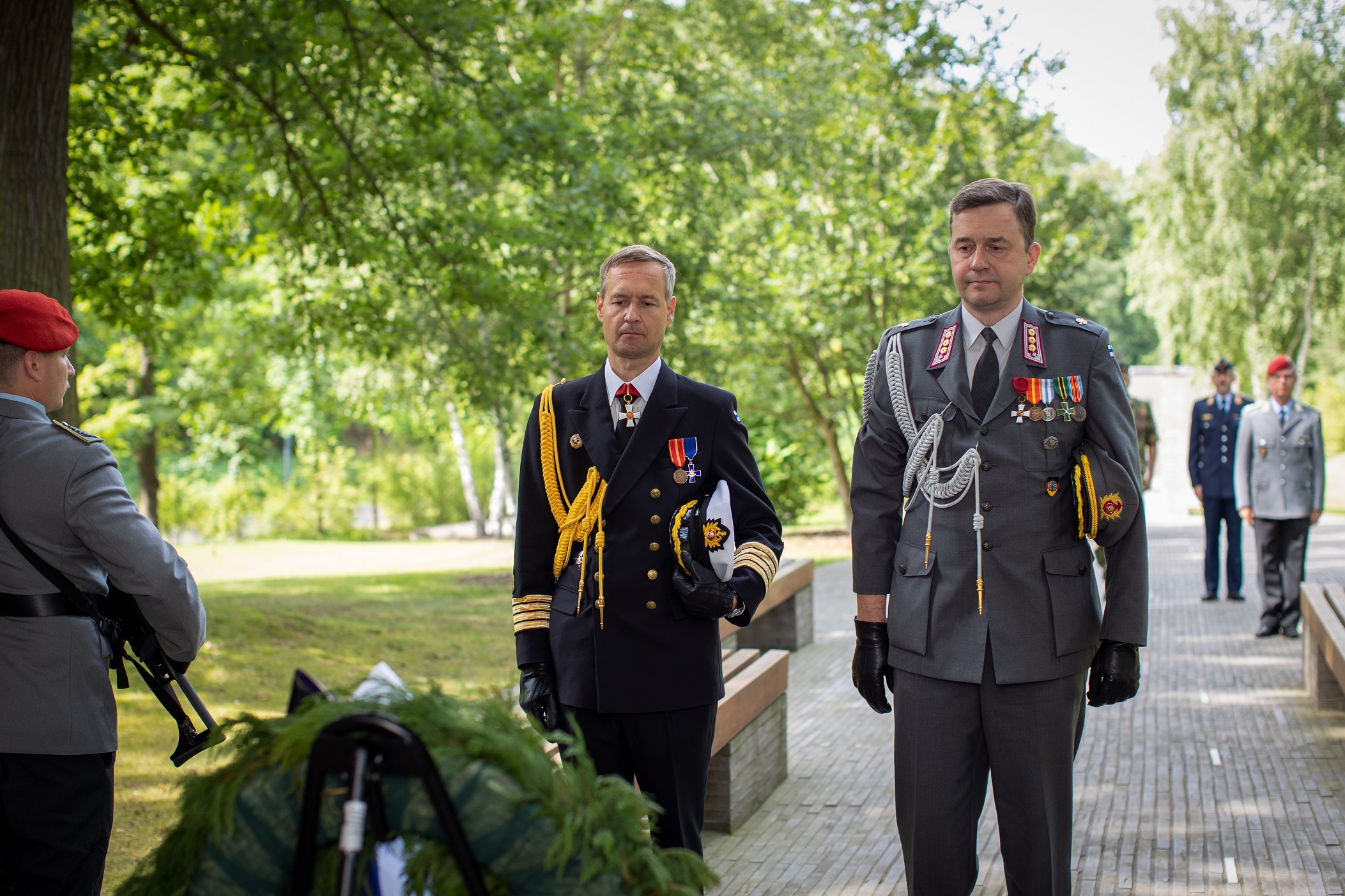 Luovuttava ja vastaanottava puolustusasiamies laskivat seppeleen Saksan Operaatio-esikunnan alueella Potsdamissa sijaitsevaan Muistopuistoon (Wald der Erinnerung). Puisto on avattu vuonna 2014 kunnioittamaan Saksan kriisinhallintaoperaatioissa kaatuneiden sotilaiden muistoa.