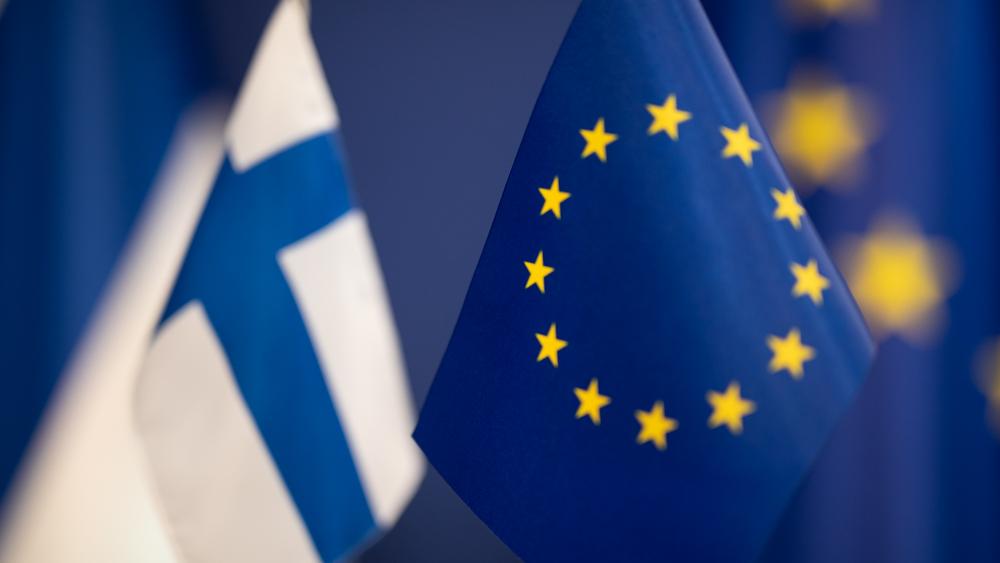 Kuvassa oikealla Suomen lippu ja vasemmalla EU-lippu.