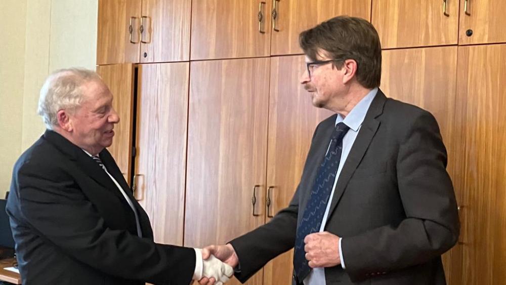 Pertti Anttinen nagykövet kézfogással gratulál Visy Csaba tiszteletbeli konzulnak.