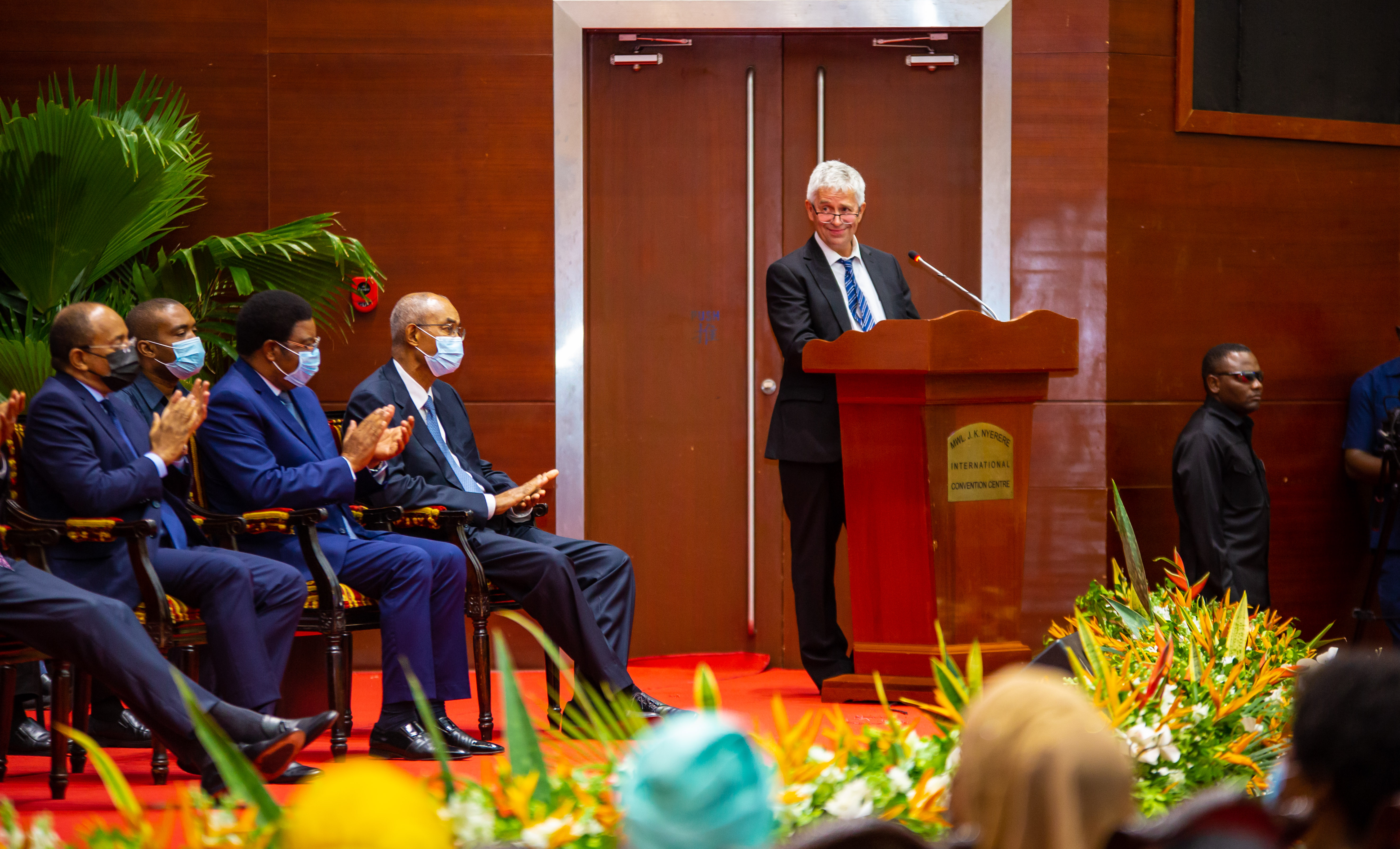 The Embassy's Head of Cooperation Timo Voipio congratulated the second president of Tanzania, Ali Hassan Mwinyi, of newly published biography. Photo: UONGOZI institute