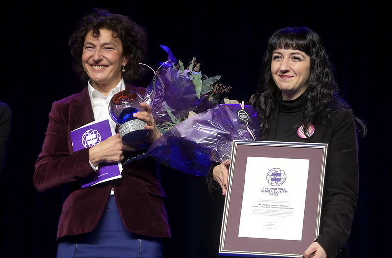 Gülsüm Önal, fondatrice, présidente et représentante générale de We Will Stop Femicide Platform, et à Fidan Ataselim, fondatrice et secrétaire générale de l’organisation, à Tampere, le 22 novembre 2021.