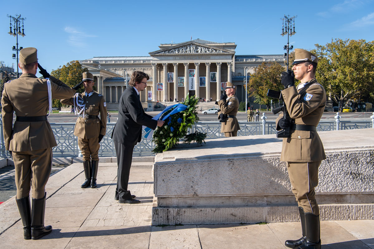 Suurlähettiläs Pertti Anttinen laskee seppeleen  tuntemattoman sotilaan haudalle Budapestissa