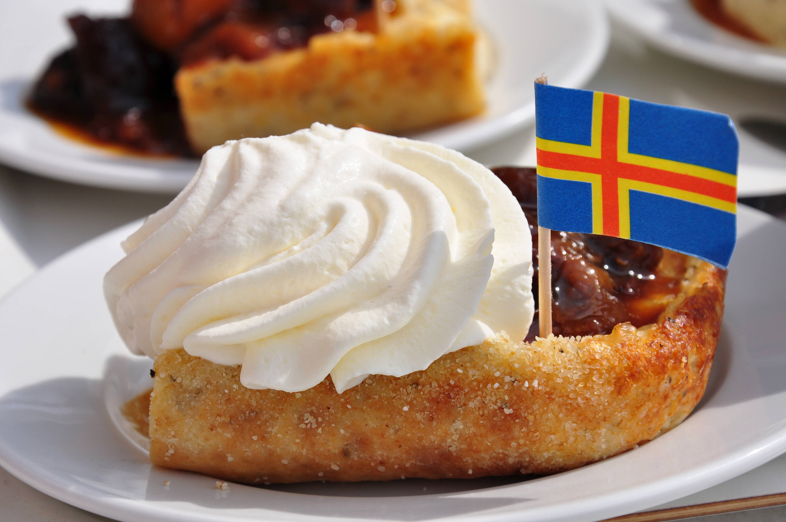 Åland Flagge und Pfannkuchen (c) Visit Finland/Minna Suhonen