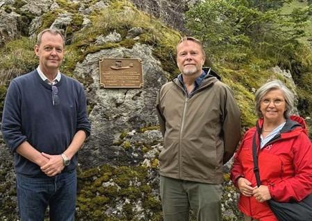 Pauli Immonen (vas.), suurlähettiläs Okko-Pekka Salmimies ja edustuston päällikön sijainen Eili Andersson