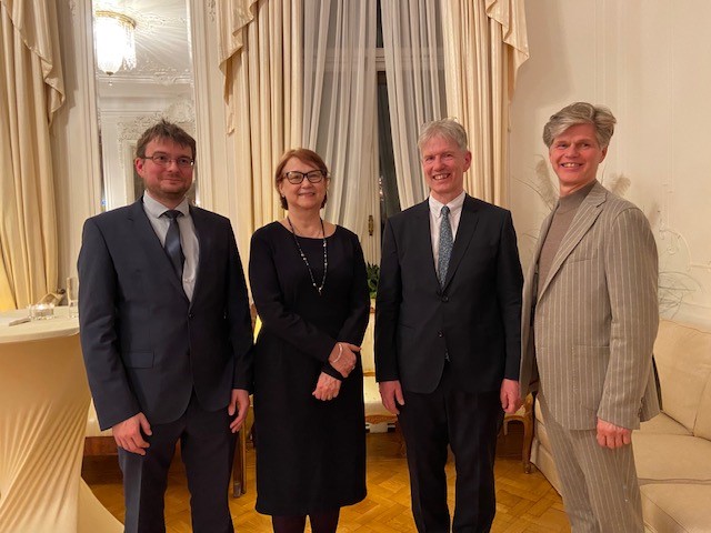 Ronny Rantamäki, lähettiläs Pirkko Hämäläinen, Tobias Waltjen (BauZ!-kongressin järjestäjä) ja Werner Merzeder, Business Finland