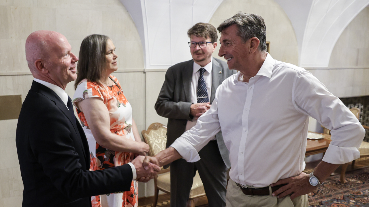 Kunniakonsuli Gregor Benčina kättelee Slovenian entisen presidentin Borut Pahorin kanssa, taustalla suurlähettiläs Pertti Anttinen ja rouva Katriina Apajalahti.