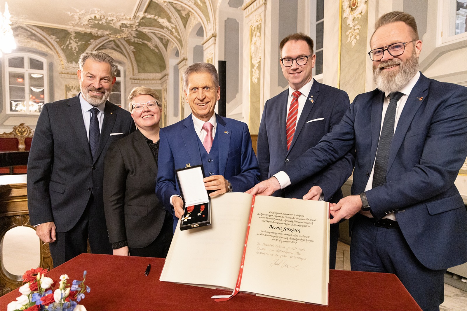 Eintrag ins Goldene Buch nach der Ordensverleihung: Lübecks Stadtpräsident Henning Schumann (v.L.), Outi Saarikoski, stellvertretende Leiterin der finnischen Botschaft in Berlin, Bernd Jorkisch, Lübecks Bürgermeister Jan Lindenau und Schleswig-Holsteins Minister für Wirtschaft Claus Ruhe Madsen / Copyright: Christina Braune