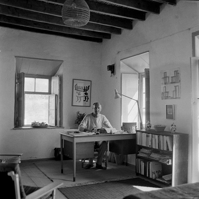 Göran Schildt kirjoittaa työhuoneessaan