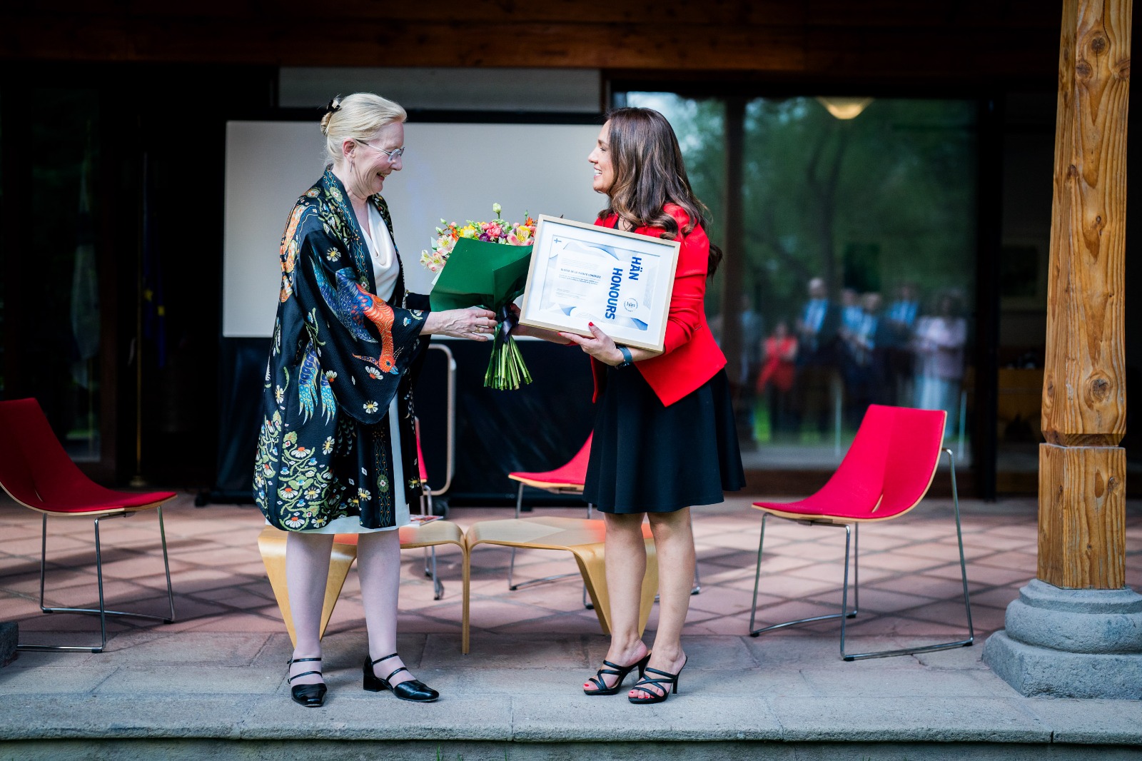 Embajadora de Finlandia entrega el premio a la Subsecretaria