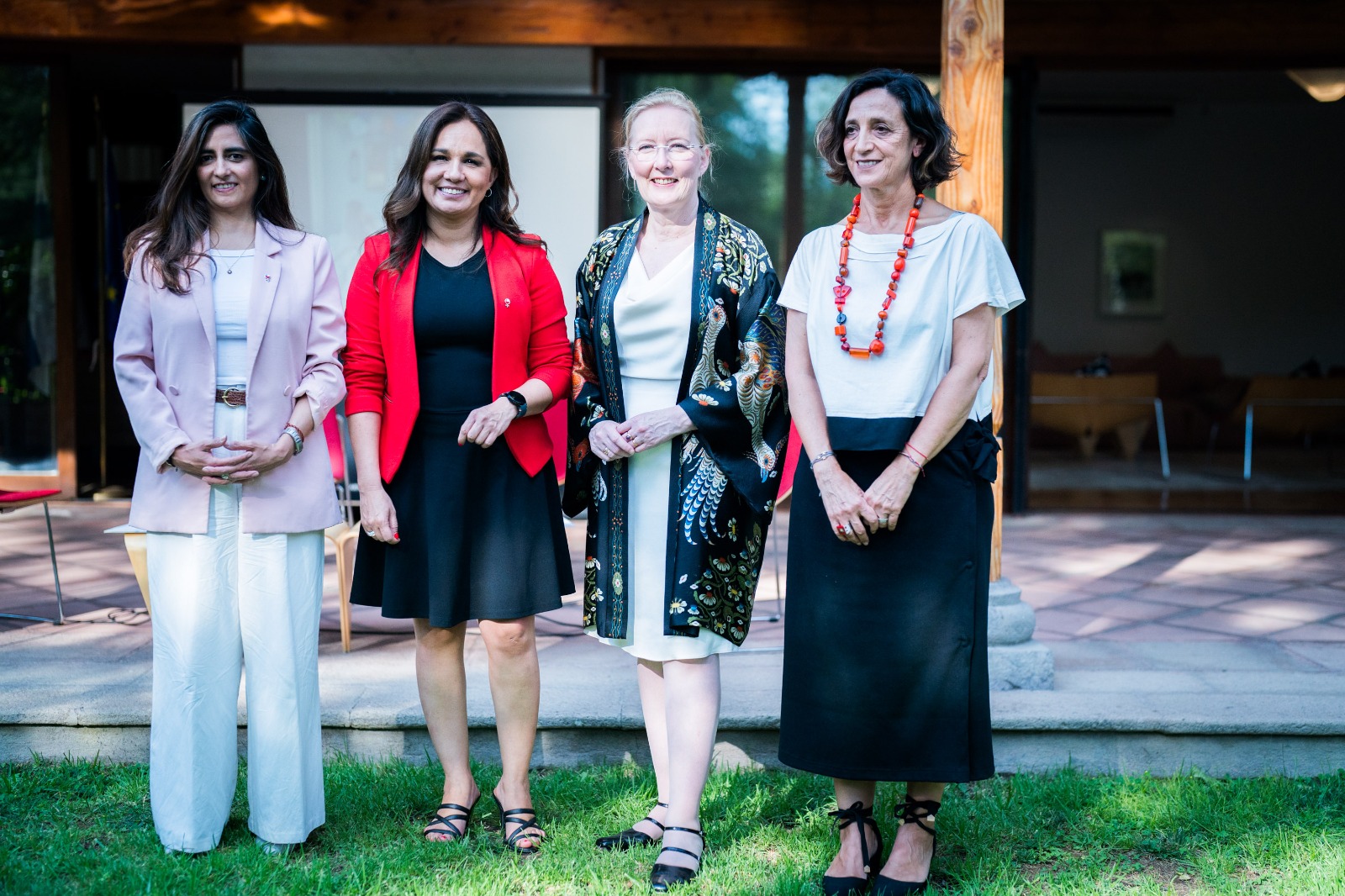 Panelistas junto a la Embajadora de Finlandia