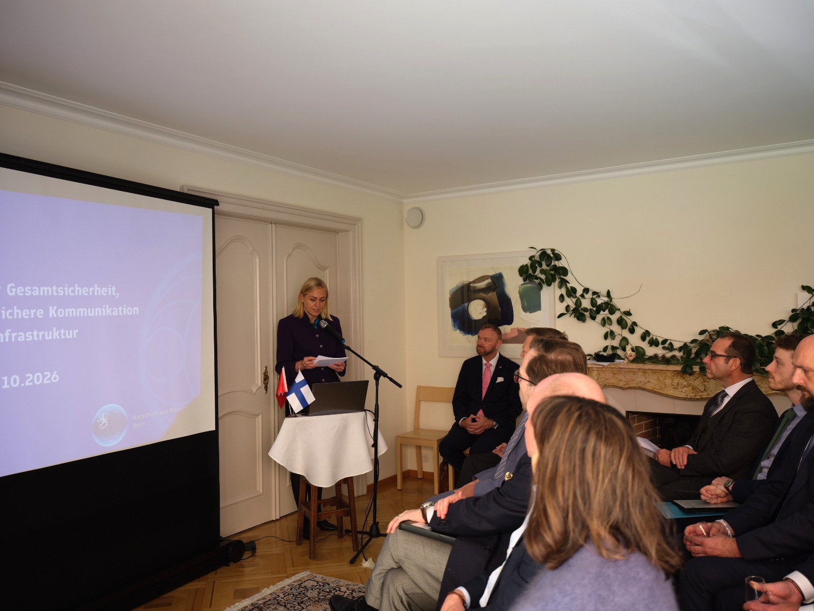 Ulkoministeri Elina Valtonen pitämässä puhetta.