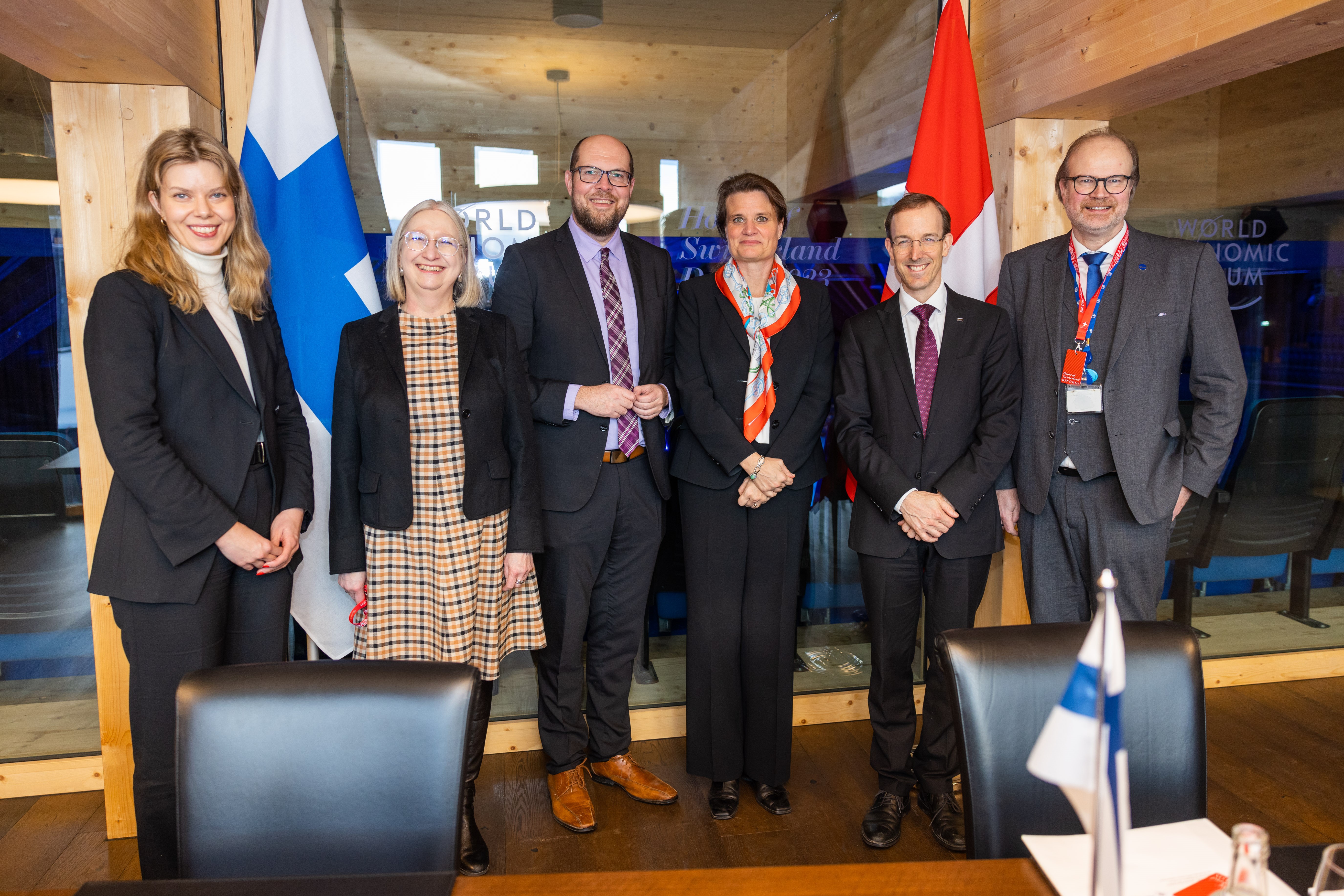 Suomen delegaatio valtiosihteeri Martina Hirayaman tapaamisessa.