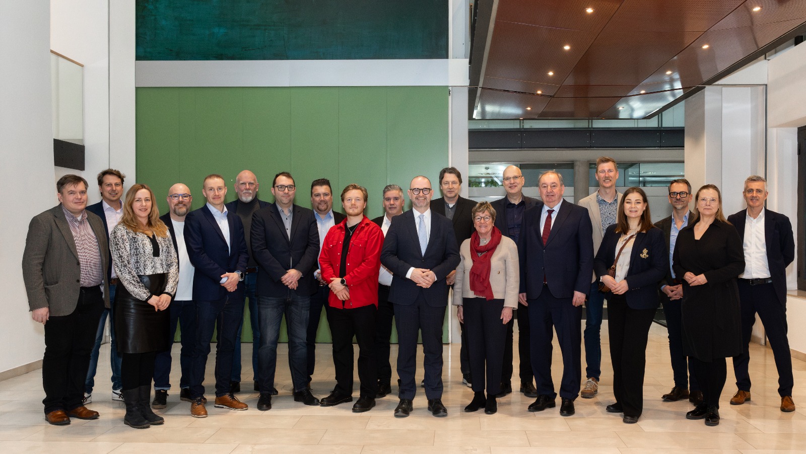 Delegaatio ryhmäkuvassa Linzin kaupungintalolla. Kuva: © Stadt Linz Deimling