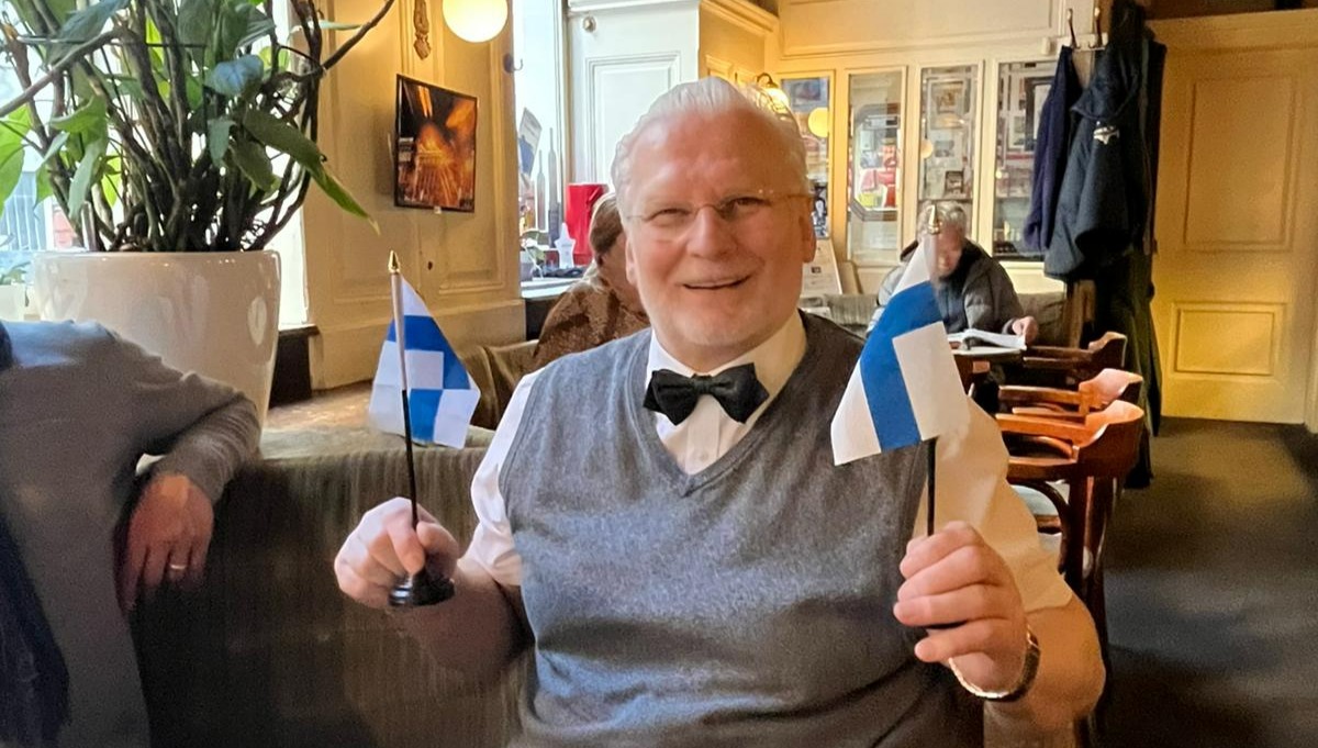 Ernst Lackner mit zwei finnischen Fahnen
