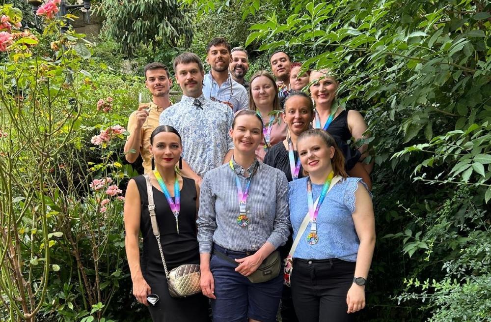 Fröhliche EuroGames-Teilnehmerinnen und Teilnehmer im Garten der schwedischen Botschaft.