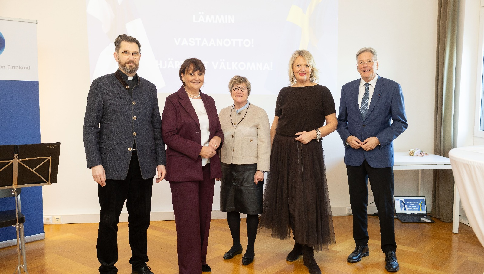 Im Gruppenfoto Gunnar Pelikan, der leitende Pfarrer der schwedischen Gemeinde, Herta Stockbauer, Schwedens Honorarkonsulin in Kärnten, Botschafterin Nina Vaskunlahti, Honorarkonsulin Daniela Stein und der Landeshauptmann Peter Kaiser. Foto © Peter Just