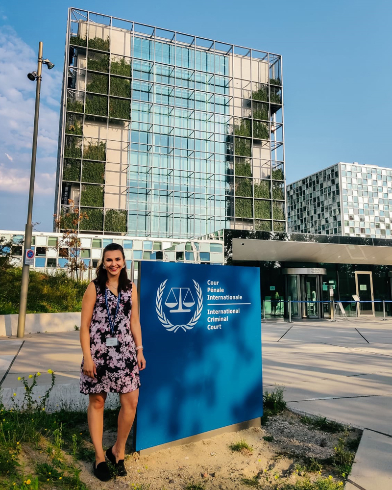 Jasmine Kansainvälisen Tuomioistuimen rakennuksen edessä.