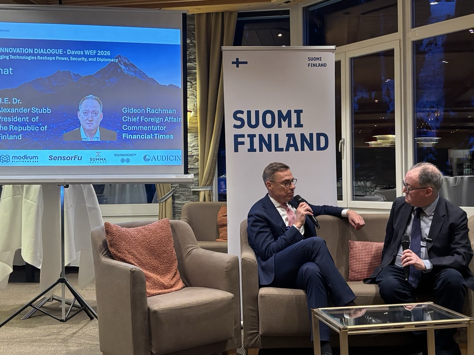Tasavallan presidentti Alexander Stubb istumassa sohvalla Gideon Rachmanin haastateltavana