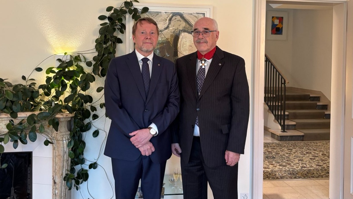 Okko-Pekka Salmimies und Oberst Habegger. Habegger hat das Kommandeurskreuz an.