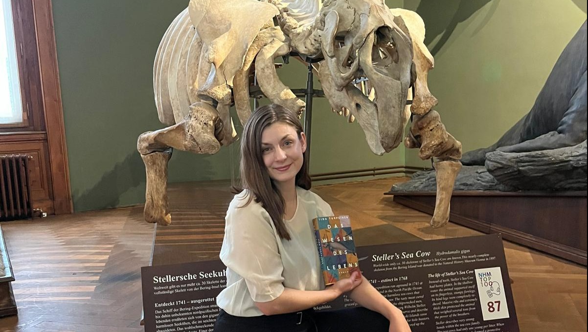 Iida Turpeinen vor dem Skelett der Sellerschen Seekuh im Naturhistorischen Museum in Wien. Foto: Anna Ahlbom/ ÖFG Wien