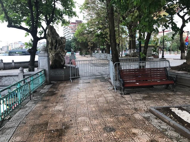 Hanoissa on suljettu useita kävelykatuja aidoilla. Kuva: Kari Kahiluoto