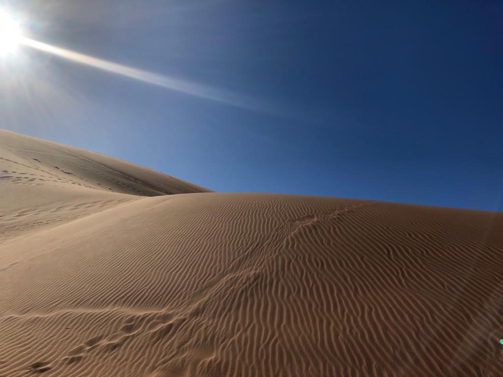 Päiväsaikaan Namibin aavikolla paistaa aurinko lähes jatkuvasti, mikä tekee siitä yhden maailman suotuisimmista alueista aurinkoenergian tuotannolle. (Kuva: Matti Karvanen)