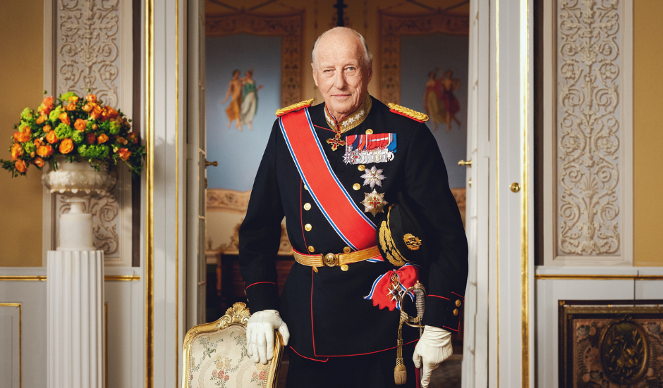 Norjan edesmennyt Kuningas Harald V uniformussa.
