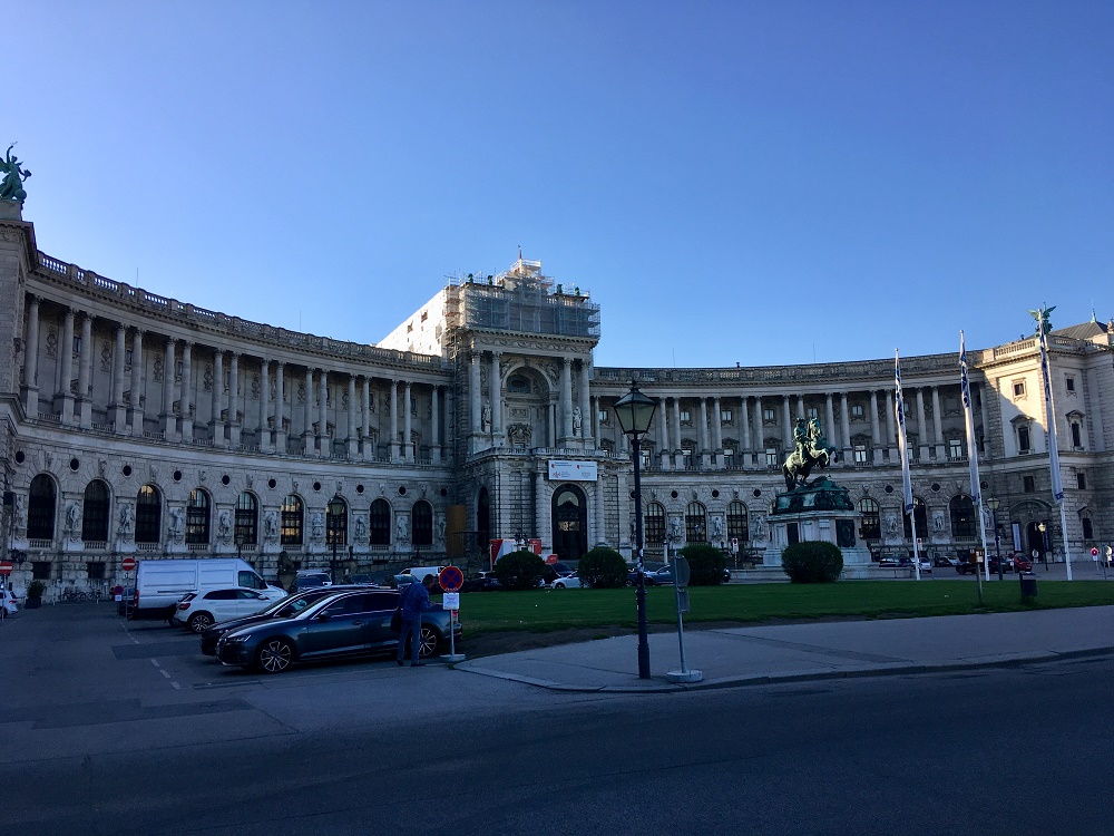 Kuvassa Etyjin päämaja Wienin Hofburgissa