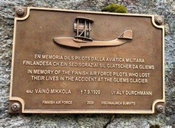 Muistomerkki sijaitsee syrjäisessä ja näyttävässä alppimaisemassa. Laatta kunnioittaa juuri tällä alueella pudonneessa koneessa menehtyneiden Väinö Mikkolan ja Äly Durchmanin muistoa.