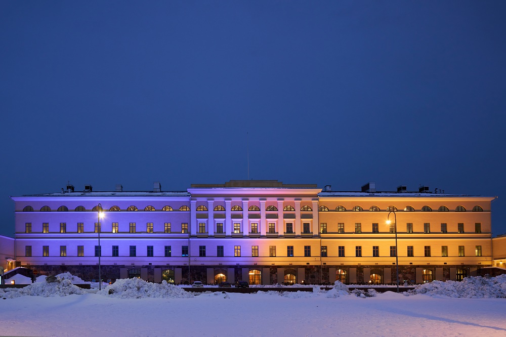 Ulkoministeriön Merikasarmi-rakennus valaistuna Ukrainan väreihin