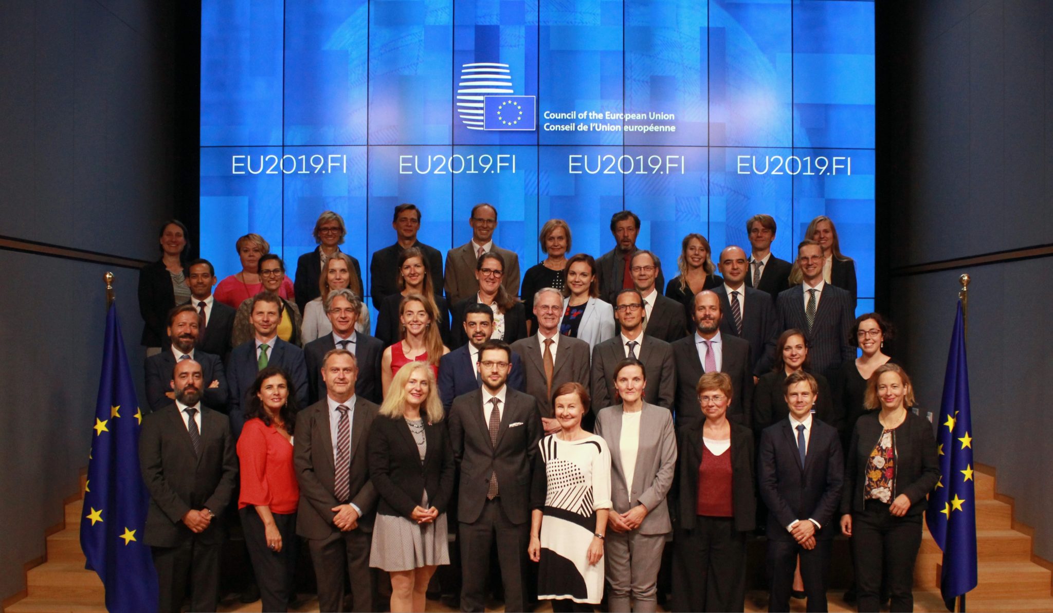 Neuvotteluista vastannut jäsenmaiden edustajista koostuva työryhmä Suomen puheenjohtajuuskauden ryhmäkuvassa. Kirjoittaja Olli Nurmi kuvassa etualalla keskellä. Kuva: Euroopan unioni