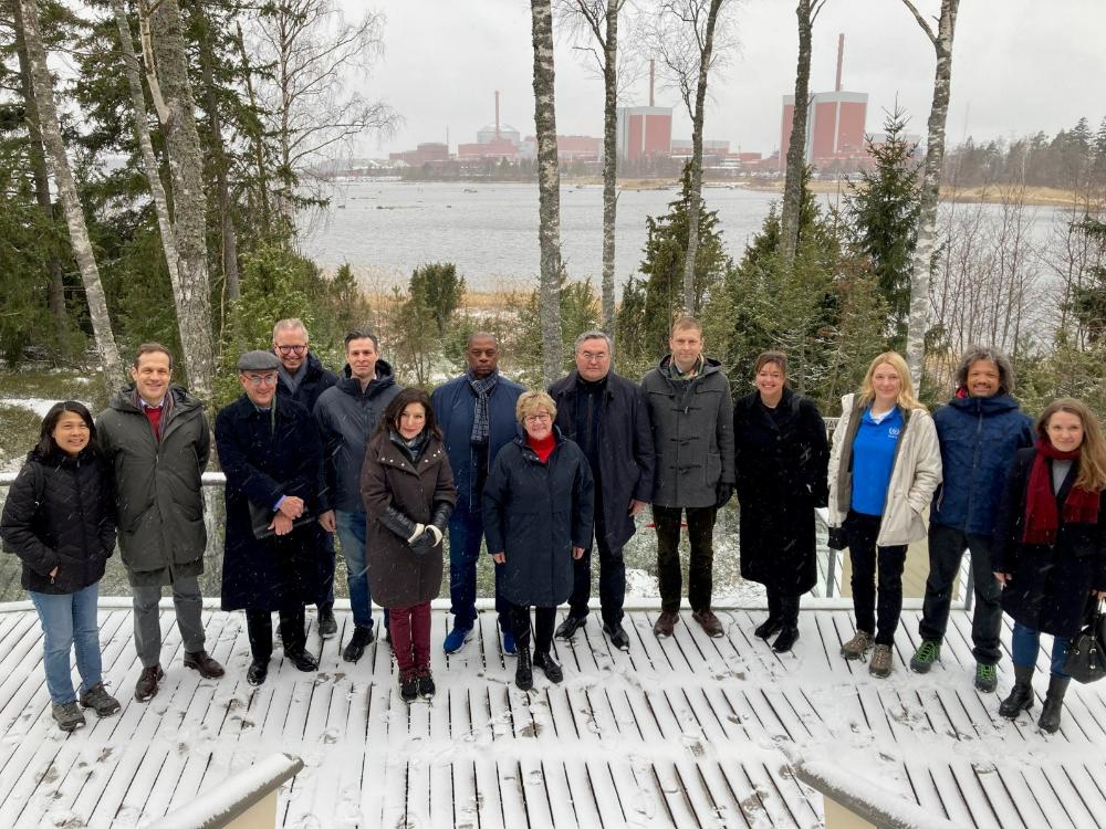 Botschafter und Botschafterinnen in der winterlichen Landschaft in Olkiluoto.