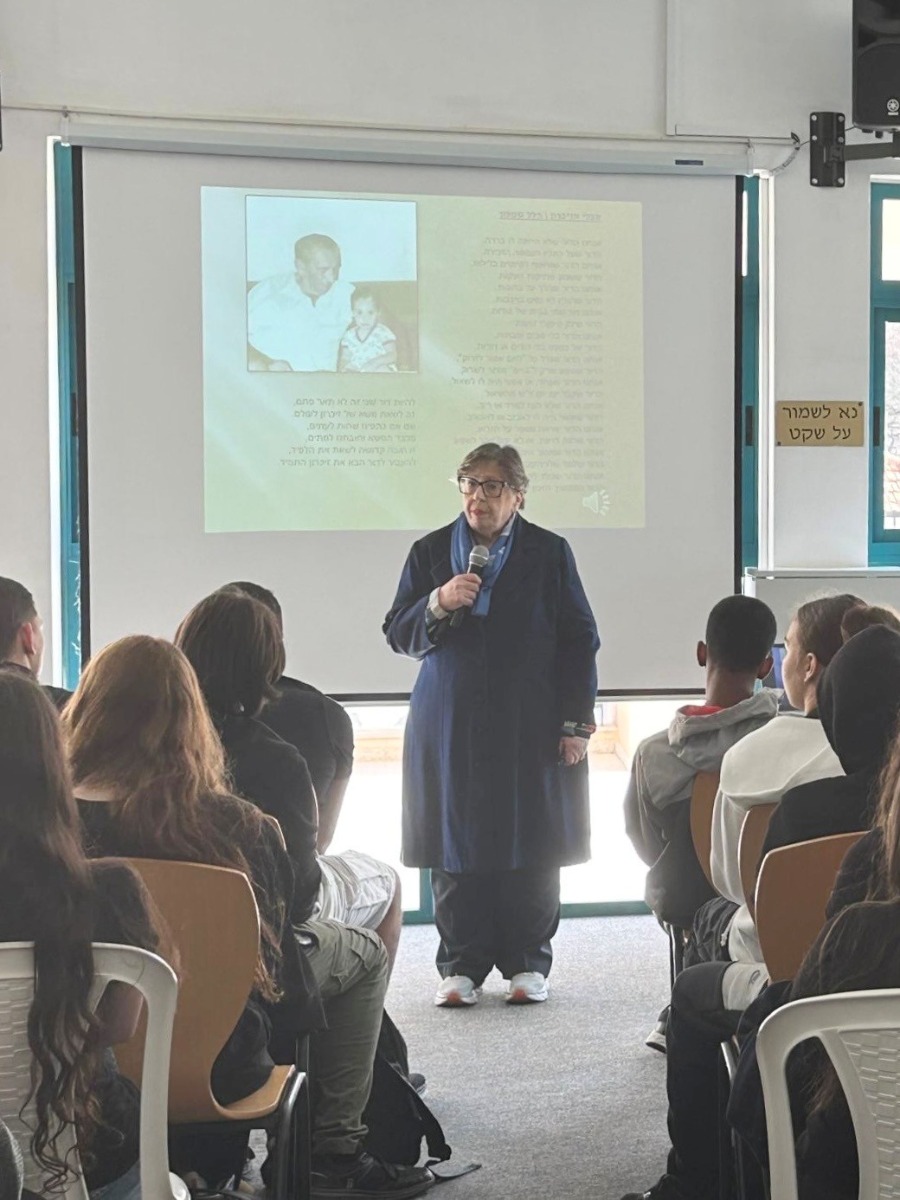 Orna Kollmann-Grinberg talks about her father to high school students
