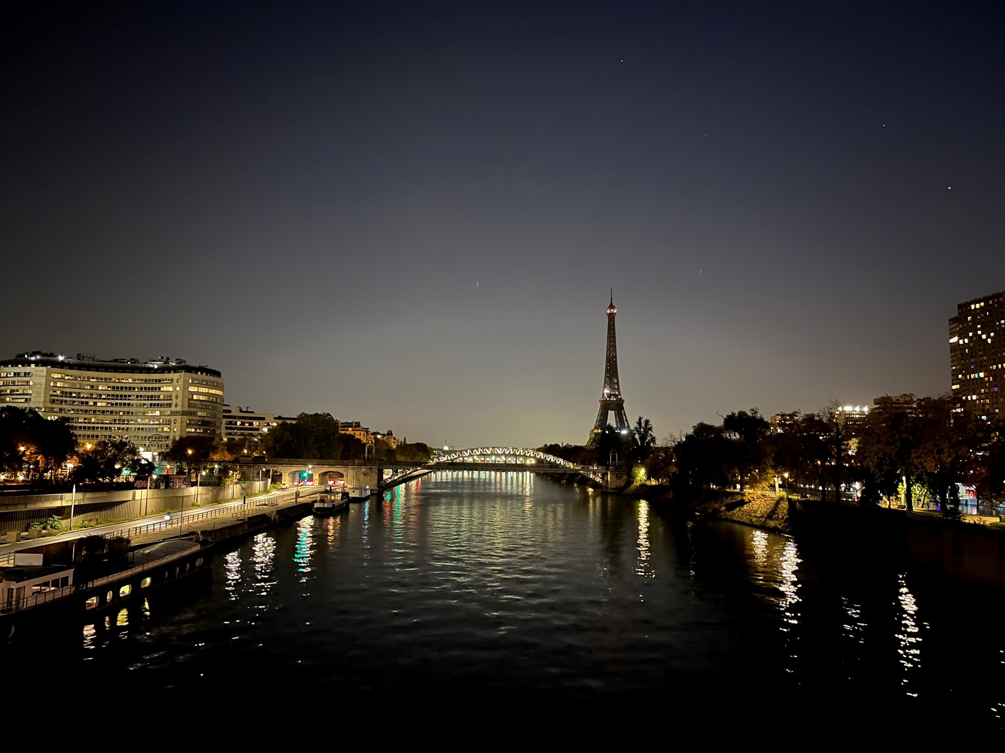 Eiffel-torni yöllä