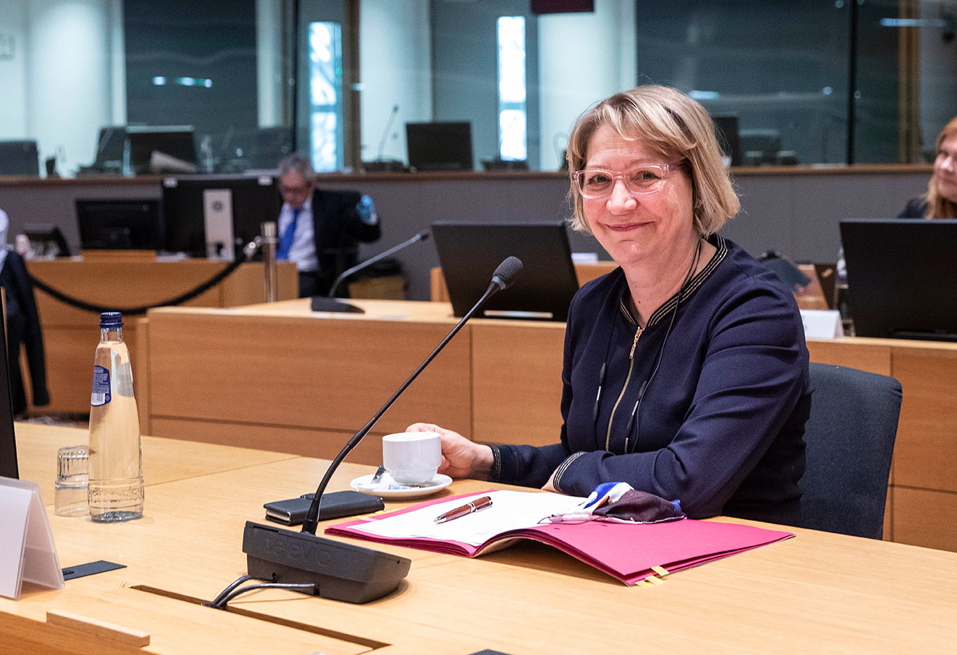 Suurlähettiläs Marja Rislakki istuu pöydän ääressä Europa-rakennuksen salissa.