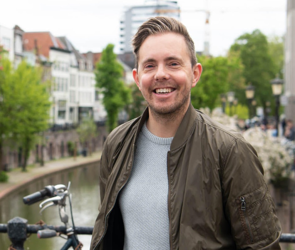 Simon Timmerman standing on a bridge in Utrecht