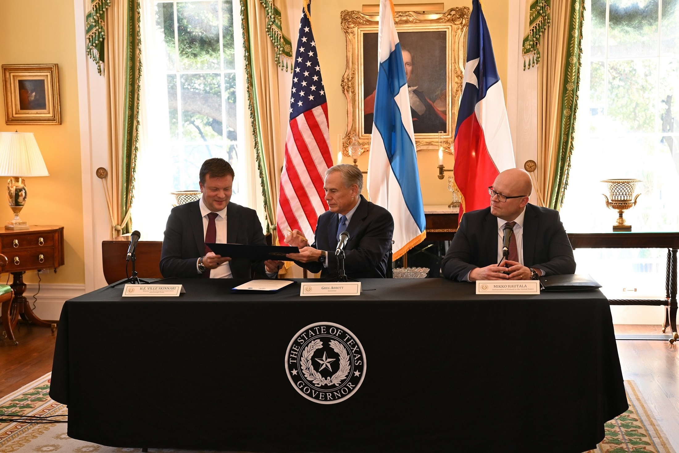 Minister Skinnari and Governor Abbott signing a Statement of Mutual Cooperation.