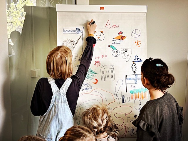 Suomi-koulun lapset piirtävät Suomi -aiheisia kuvia