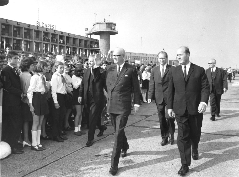 Presidentti Kekkonen saapuu Budapestin lentokentälle