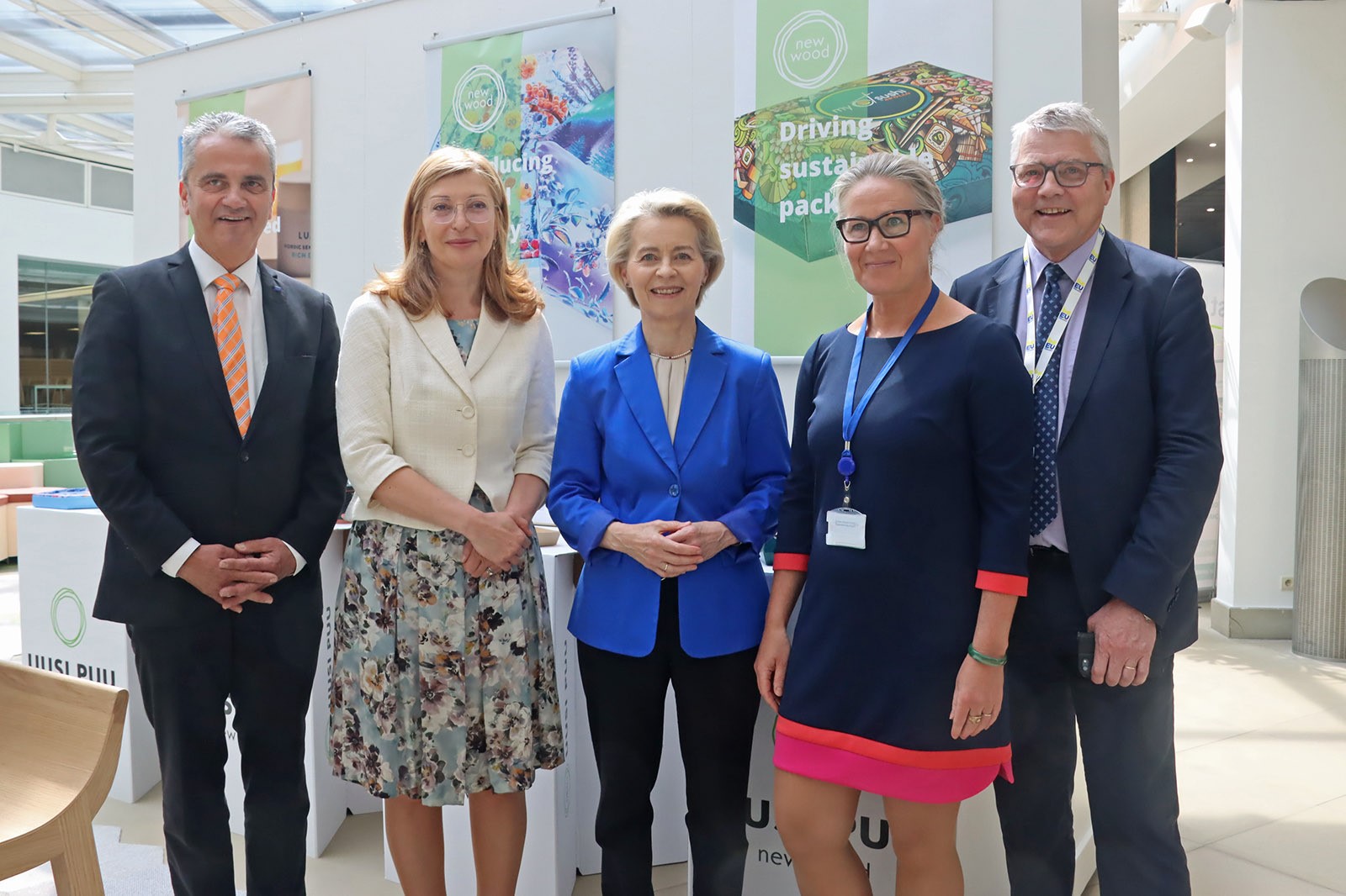 Ordnandet av den finländska bioekonomiutställningen New Wood i Berlaymont och att Europeiska kommissionens ordförande Ursula von der Leyen besökte utställningen var en av de mest minnesvärda stunderna under Tapio Kytöläs karriär. På bilden syns enhetens chef Peter Wehrheim (vänster), kommissionär Ekaterina Zaharievan, nationell sakkunnig vid kommissionens forsknings- och innovationsavdelning Minna Huttunen samt specialsakkunnig Tapio Kytölä (höger). Foto: Anna Kauppi