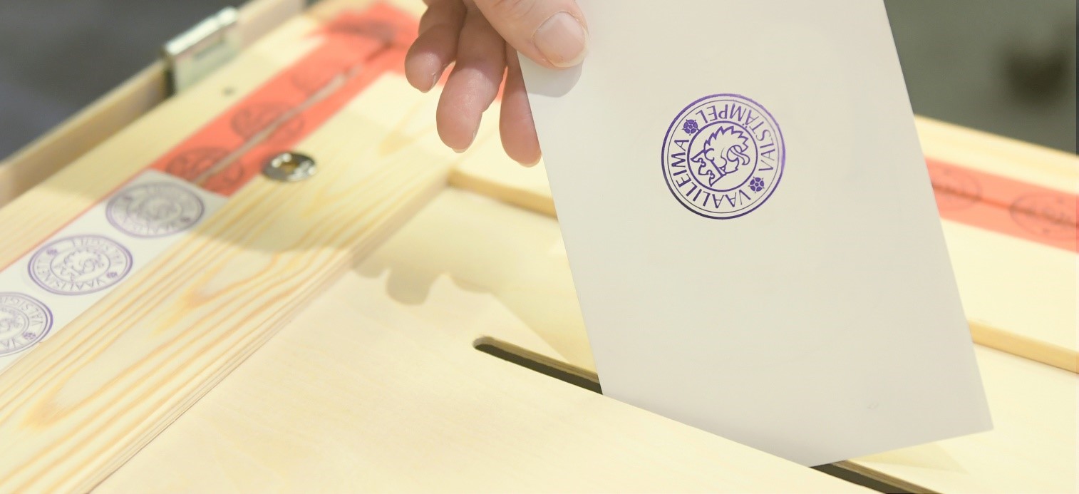 Leimattu äänestyskuori sujautetaan vaalilaatikkoon.