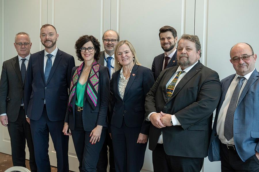 Die nordischen Botschafter in der Schweiz mit Mitgliedern der Kantonsregierung von Waadt