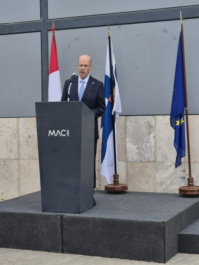 El embajador de Finlandia, Lasse Keisalo, durante la inauguración de "Nací Niña". 