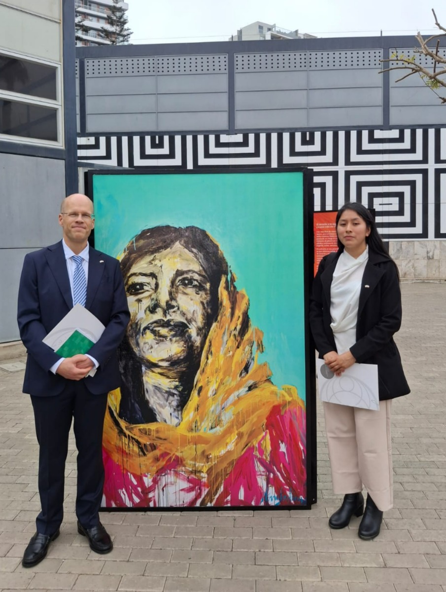 El Embajador de Finlandia, Lasse Keisalo, con Cinthia López en la exposición "Nací Niña" en el Museo de Arte Contemporáneo - MAC Lima